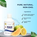 MAN MULTIVITAMIN, dagelijks supplement in een witte fles, naast een groene appel en citrusvruchten. Puur, natuurlijk, non-GMO.