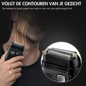 Man scheert met zwart scheerapparaat dat de contouren van het gezicht volgt. Inzet toont de flexibele scheerkoppen.