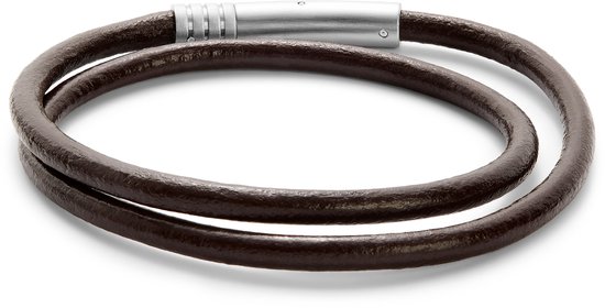 Dubbele bruine leren armband met een zilverkleurige sluiting.