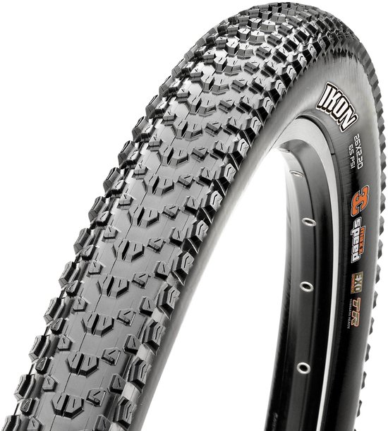 Zwarte Maxxis Ikon fietsband, 27.5x2.20, met een schuin profiel van rubberen noppen.