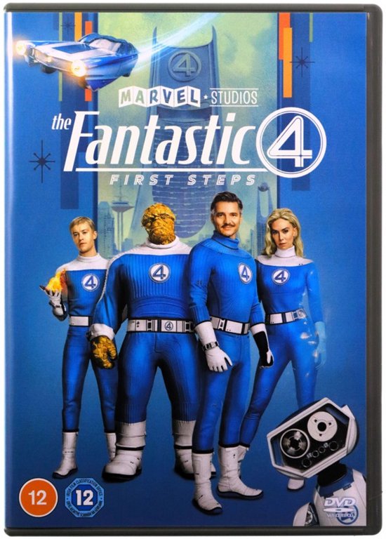 Voorkant van de DVD van 'The Fantastic Four: First Steps'. De vier Fantastic Four-leden staan in blauwe uniformen.