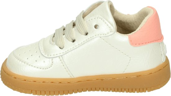 Zijaanzicht van een witte kindersneaker met roze hiel, bruine zool en veters.