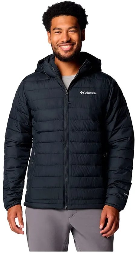 Man lacht, draagt zwarte Columbia jas met capuchon, Columbia logo op borst.