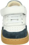Vooraanzicht witte leren sneaker met donkerblauwe suède details en bruine zool. Klittenbandsluiting en veters.