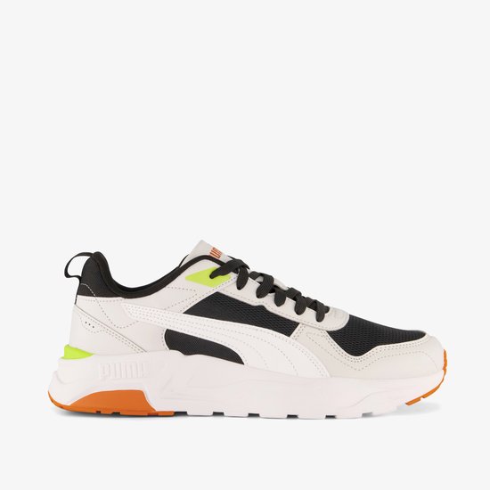 Witte leren sneaker met zwarte mesh, witte Puma-streep, oranje zool en felgroene accenten.