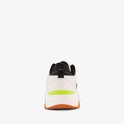 Achterkant van een witte sneaker met zwarte kraag, oranje zool en felgroene accent.