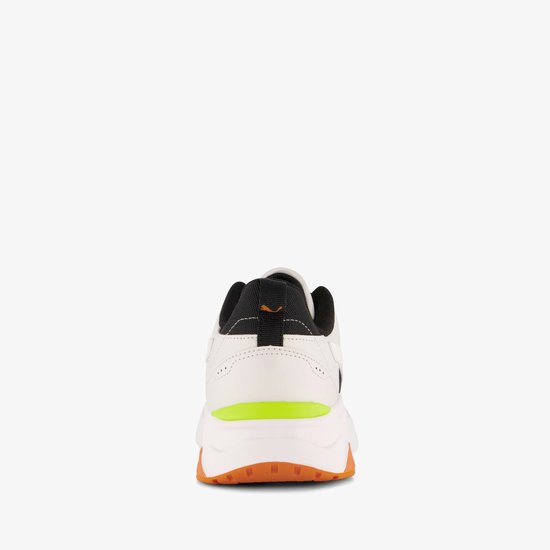 Achterkant van een witte sneaker met zwarte kraag, oranje zool en felgroene accent.