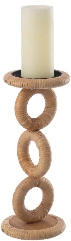 Kleine naturel rotan kandelaar met drie open ringen en een witte kaars.