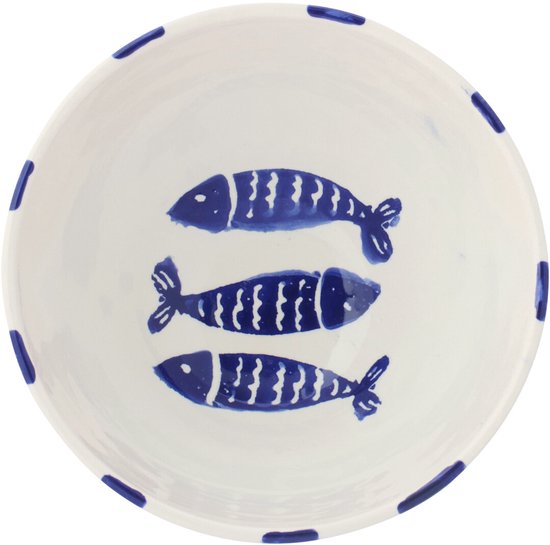 Assiette blanche avec trois poissons bleus au centre et des rayures bleues le long du bord.