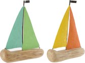 Twee decoratieve houten zeilboten met zeilen in mintgroen en een andere boot met gele en oranje zeilen.