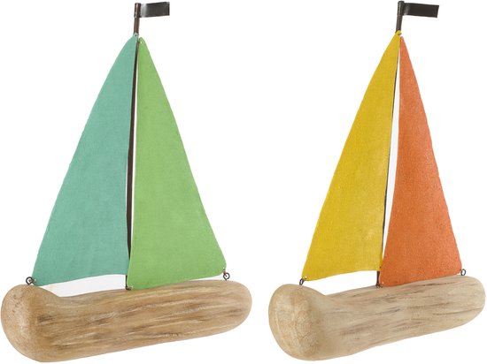 Twee decoratieve houten zeilboten met zeilen in mintgroen en een andere boot met gele en oranje zeilen.