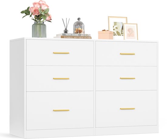 Witte ladekast met 6 lades en gouden handgrepen, versierd met roze rozen, fotolijsten en cosmetica.