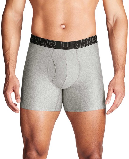 Model in een grijze Under Armour boxer met een zwarte logo tailleband.