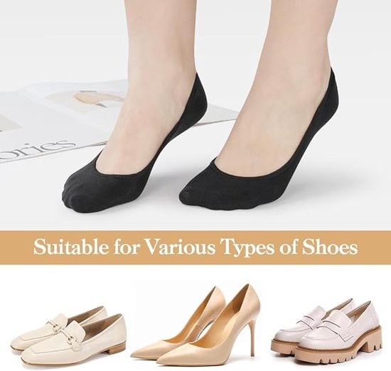 Zwarte onzichtbare sokken gedragen met verschillende schoenen, waaronder loafers en pumps.