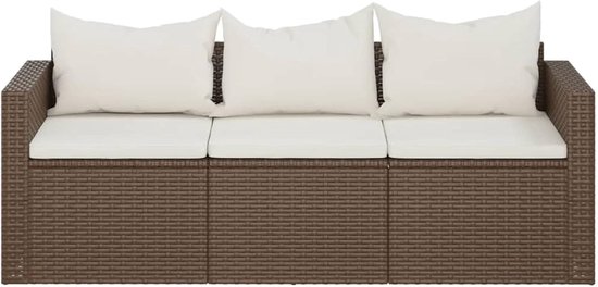 Bruine wicker 3-zits bank met drie witte kussens en zitkussens.