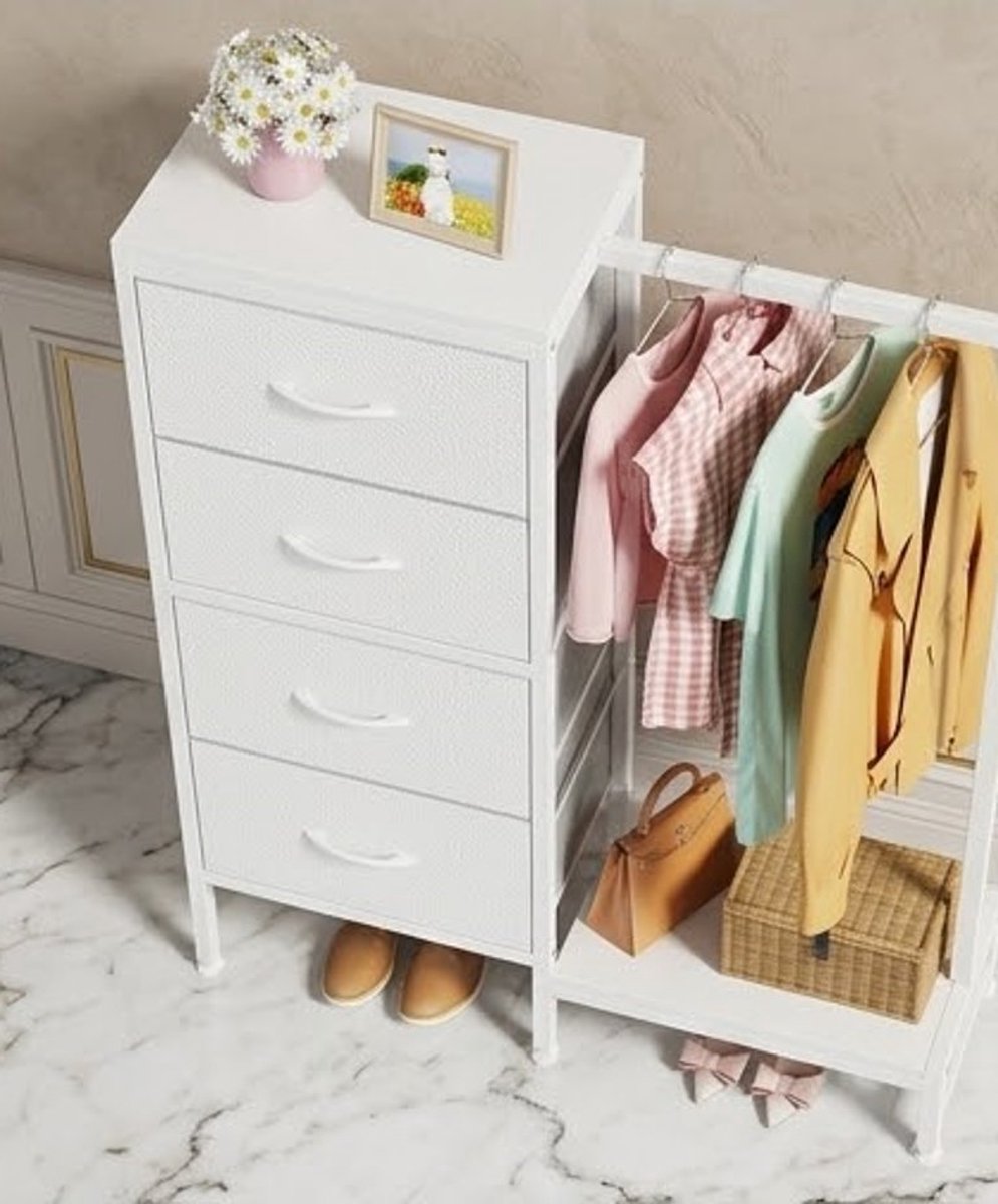 Luxe Stoffen Ladekast met Kledingstang 111 cm Hoog - Witte Commode met 4 lades - Kleine Opbergkast voor Slaapkamer, Woonkamer, Hal & Dressing - Modern Dressoir - Casa Serena – 111 cm – Casa Dorada