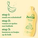 Lichtgele fles Zwitsal shampoo, naast stappen voor babybadjes: 'maak een schuimkuif', 'wassen en spelen met bubbels', 'insmeren en kusjes op de buik'.
