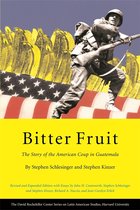 Boekomslag Bitter Fruit: The Story of the American Coup in Guatemala. Een Amerikaanse soldaat rent met een geweer op de achtergrond van een Amerikaanse vlag en bananenbladeren.