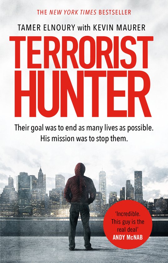 De rode titel 'TERRORIST HUNTER' staat op een boek met een man in een rood jack met capuchon die naar een stadsgezicht kijkt.