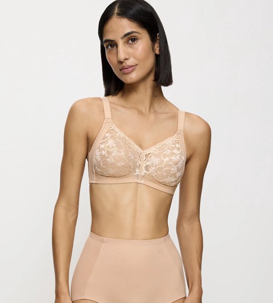 Model met donker haar draagt lichtbruine beha met kanten cups en bijpassende slip.