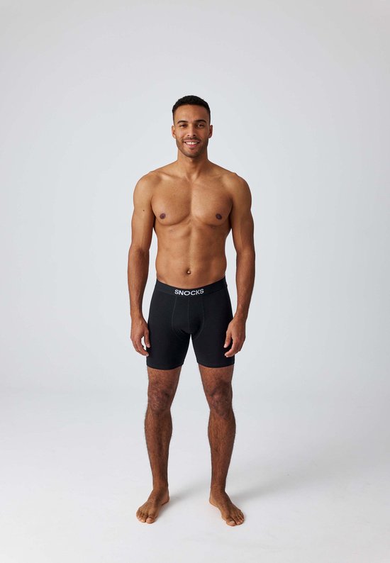 Zwarte boxershorts met zwarte elastische band met SNOCKS-logo.