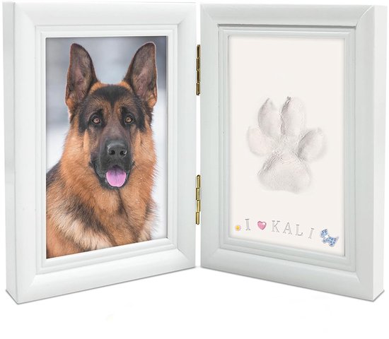 Cadre photo blanc en bois à battants. Une porte montre un berger allemand, l'autre une empreinte de patte blanche avec 'I LOVE KALI'.