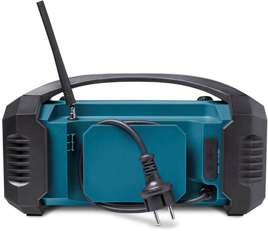 Achterkant van een blauwe en zwarte radio met een antenne, kabel en stekker, met de USB- en AUX-in-poorten zichtbaar.