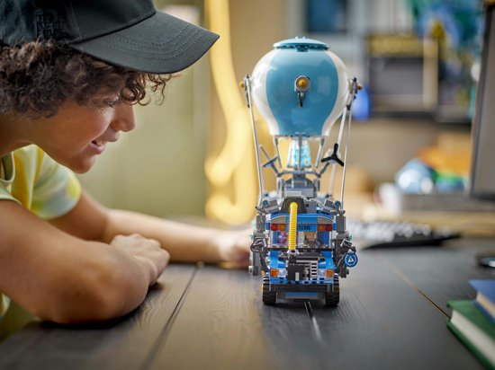 Un garçon regarde l'avant du LEGO Fortnite Battle Bus avec ballon.