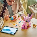 Une femme construit la LEGO Angel avec nœud, assise à une table avec une tablette.