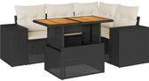 Zwarte hoek loungeset van polyrotan met crèmekleurige kussens en houten bartafel.
