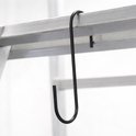 Zwarte S-haak aan de zijkant van een aluminium ladder.