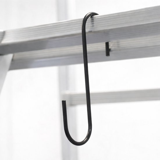 Zwarte S-haak aan de zijkant van een aluminium ladder.