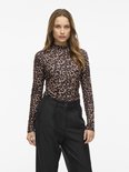 Dames T-shirt met lange mouwen en een bruin luipaardprint met hoge hals, gedragen met een zwarte broek.
