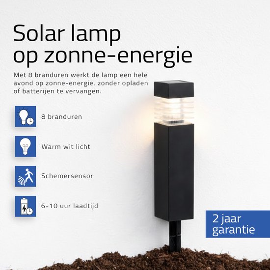 Zwarte vierkante tuinlamp op zonne-energie met geribd glazen kap, warm wit licht en schemersensor.