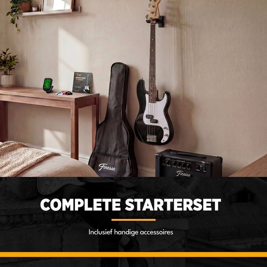 Zwarte basgitaar hangt aan de muur naast een Finesse versterker en accessoires.
