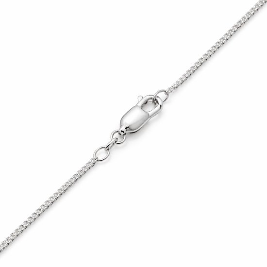 Sluiting van een zilverkleurige gourmet schakelketting met karabijnsluiting.