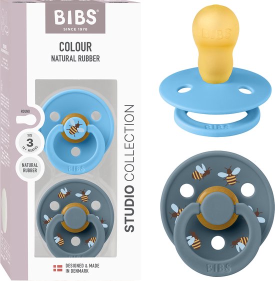 Verpakking en spenen van BIBS Colour Studio, maat 3. Blauwe en grijze spenen met bijenprint.