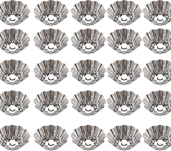 25 moules à tartelettes argentés cannelés en acier inoxydable, empilés.