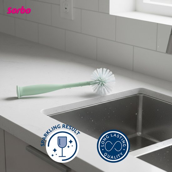 Lichtgroene Sorbo afwasborstel met witte borstelharen op een aanrecht, met "Sparkling result" en "Long lasting quality" logo's.