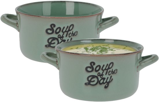 Twee lichtgroene soepkommen met oor, tekst 'Soup of the Day', één gevuld met soep.