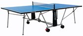 Pegasi 400 outdoor tafeltennistafel in blauw met zwart frame en wieltjes.