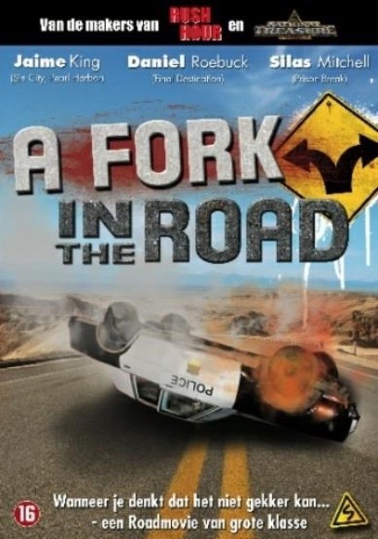 Filmaffiche: 'A Fork In The Road' met een politieauto op zijn kop op een weg. Titel bovenaan met rode en grijze letters.