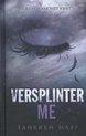 Boekomslag van 'Versplinter me' met donkere, dromerige achtergrond, een oog met lange wimpers en vallende veren.