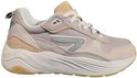 Licht beige sneaker met een lichtgroen logo op de zijkant en beige accenten.