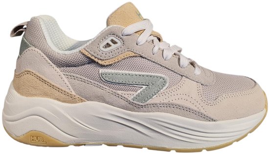 Licht beige sneaker met een lichtgroen logo op de zijkant en beige accenten.