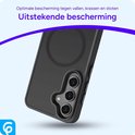 Zwarte matte telefoonhoes met drievoudige cameralens, biedt uitstekende bescherming.