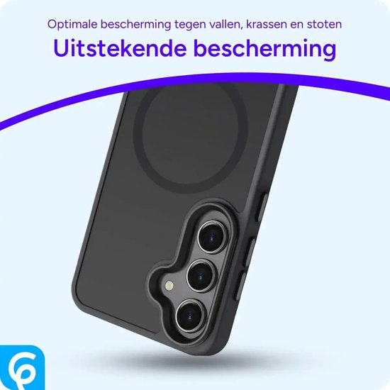 Zwarte matte telefoonhoes met drievoudige cameralens, biedt uitstekende bescherming.