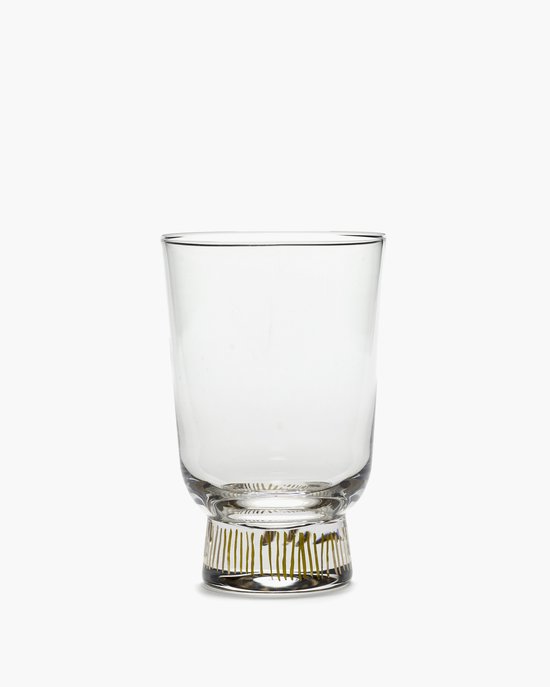 Un verre avec des rayures verticales dorées à la base.