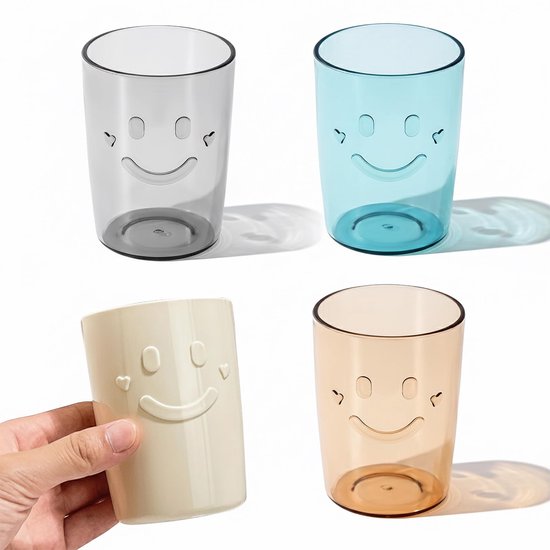 Vier transparante bekers met lachende gezichtjes in beige, grijs, blauw en geel.