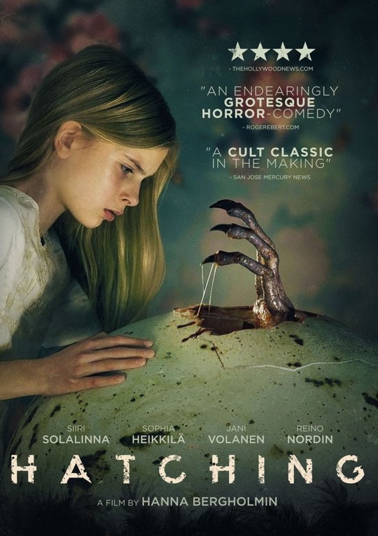 Een meisje kijkt aandachtig naar een monsterlijke klauw die uit een groot, gescheurd ei steekt. De achtergrond toont bloemen en filmrecensies.